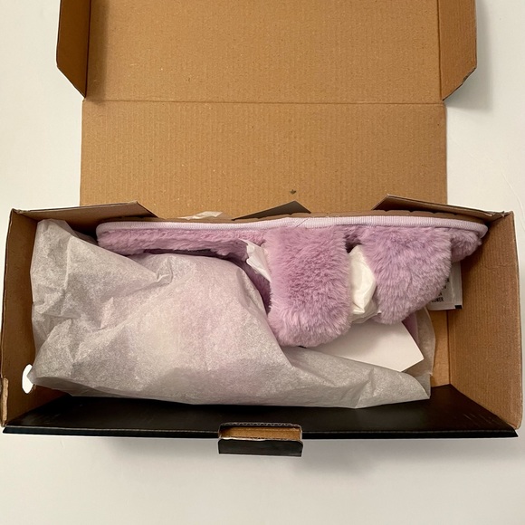 FASHION NOVA Warm and Fuzzy Slides - Picture 6 of 9